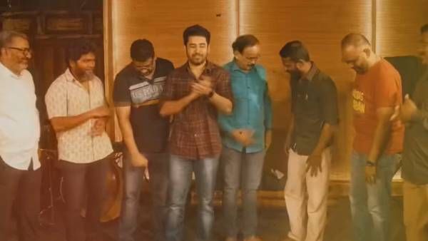 ஒரு கூட்டு கிளியான வெற்றிமாறன், வெங்கட் பிரபு, பா ரஞ்சித்… விஜய் ஆண்டனி வெளியிட்ட மேக்கிங் வீடியோ!