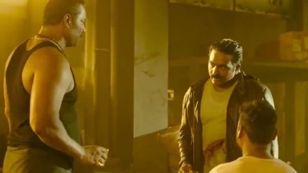 யாரு சாமி நீங்களாம்.. சண்டைக் காட்சியில் டீ சாப்பிட்டு சாவகாசமாக ஒரு ஃபைட்.. விஜய்சேதுபதியுமா?