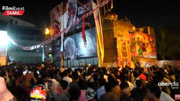 வாரிசு vs துணிவு: பேனர்களை கிழித்து சண்டையை ஆரம்பித்த ரசிகர்கள்.. தியேட்டர் கண்ணாடியும் உடைந்தது!