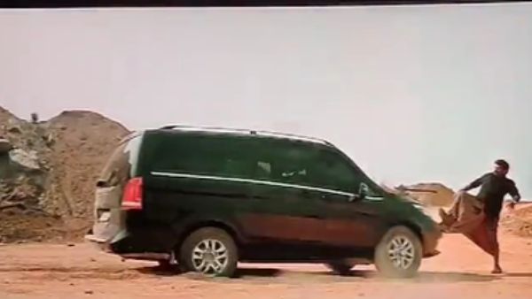 அம்மாம்பெரிய காரை ஒரே எத்து.. ஒரு கிலோ மீட்டர் ரிவர்ஸ்ல போகுது.. திருந்தவே மாட்டீங்களா பாலய்யா?