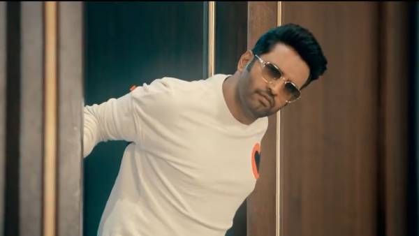 பிறந்த நாள் அதுவுமா.. தான்யா ஹோப் உடன் டிரெஸ் இல்லாமல்.. இருக்காரே சந்தானம்..என்ன மேட்டர் தெரியுமா?