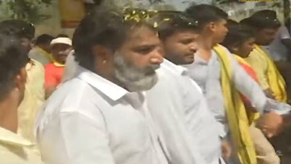 நடை பயணத்தில் திடீரென மயங்கி விழுந்த நடிகர்... மாரடைப்பா என்ற அதிர்ச்சியில் தெலுங்கு திரையுலகம்