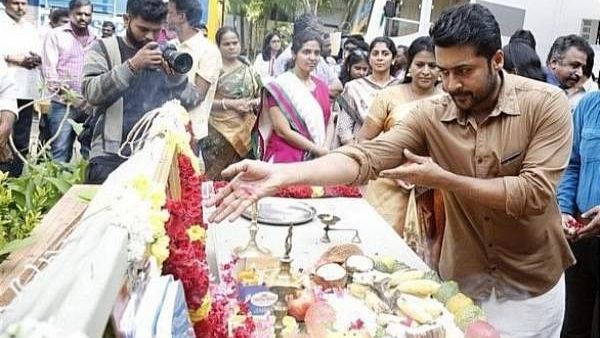 சூட்டிங் முடியலை.. டைட்டில் வைக்கல.. ஆனாலும் முன்னாடியே கல்லா கட்டிய சூர்யா படம்!