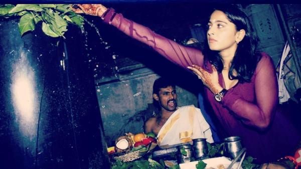 சிரிப்பு நோயை போக்கு சிவபெருமானே..மகா சிவராத்திரி வழிபாட்டில் அனுஷ்கா பங்கேற்பு!