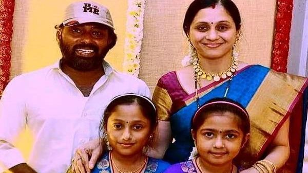 ஒரு பொண்ணு அப்படியே அப்பா மாதிரி.. இன்னொன்னு அச்சு அசல் அம்மாவே தான்.. தேவயானி மகள்களை பாருங்க!