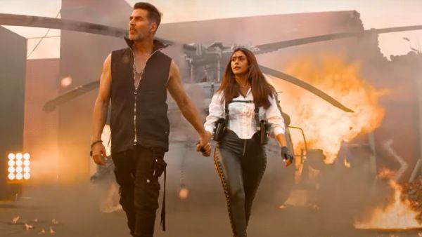 ஒரே கையால் ஹெலிகாஃப்டரை நிறுத்திய அக்‌ஷய்... அசந்து நின்ற மிருணாள் தாகூர்...இதெல்லாம் ஓவரா இல்லையா?