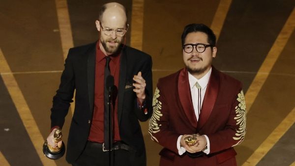 Oscars 2023 - சிறந்த இயக்குநர் விருதை வென்ற டேனியல் க்வான், டேனியல் ஸ்கெய்னெர்ட்.. யார் இவர்கள்?