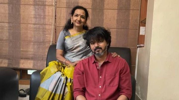 Vijay With Shoba - தாய் ஷோபாவுடன் விஜய் - வதந்திக்கு வந்தது முற்றுப்புள்ளி