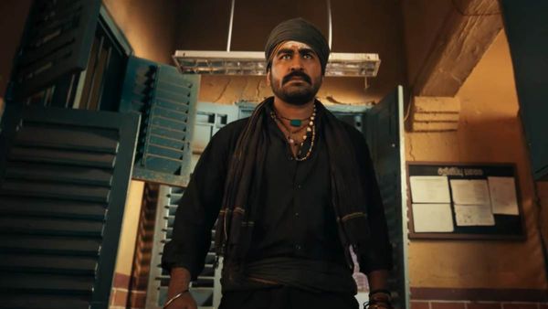 Pichaikkaran 2 trailer: தனி பிளைட் கண்டெய்னர் ஃபுல்லா பணம்... மிரட்டும் பிச்சைக்காரன் 2 ட்ரெய்லர்