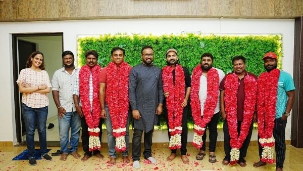 Pathu Thala: வழக்கமா சூட்டிங்க்கு தானடா லேட்டா வருவாரு.. சிம்புவை கலாய்த்து பறக்கும் மீம்கள்!