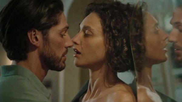 Lady Voyeur review: அடுத்த வீட்டு பெட்ரூமை பார்த்ததால் வந்த வினை.. பதற வைக்கும் ஹாட் வெப்சீரிஸ்!