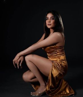 Shakshi Agarwal : தங்க நிறத்தில் பளபளக்கும் சாக்ஷி அகர்வால்… செம ஹாட் கிளிக்ஸ்!