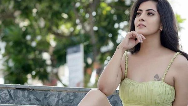 Varalakshmi - பின்னாடி தட்டினான்.. என்ன செய்தேன் தெரியுமா?.. வரலட்சுமி பகிர்ந்த சீக்ரெட்