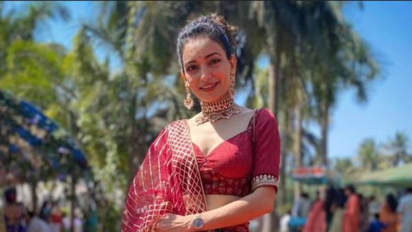 பள்ளத்தில் கார் கவிழ்ந்து விபத்து… பிரபல நடிகை பலி..சோகத்தில் ரசிகர்கள்!