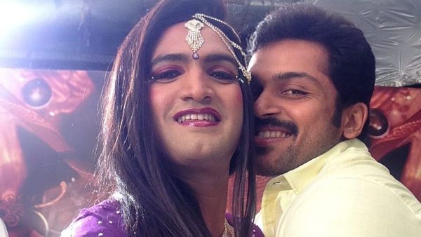 வாடி என் கரீனா கபூர்.. திடீரென சந்தானத்துடன் எடுத்த அப்படியொரு போட்டோ போட்ட கார்த்தி.. என்ன மேட்டர்?