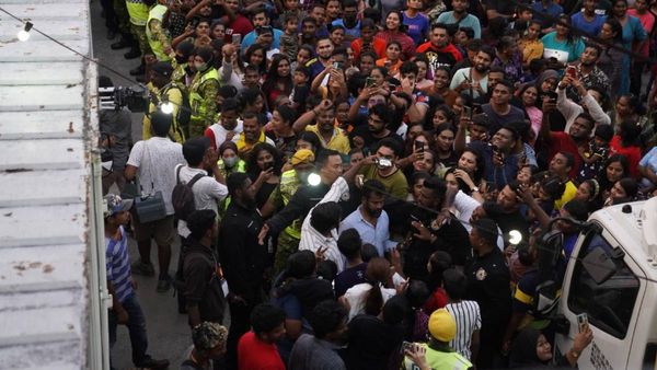 விஜய் சேதுபதியுடன் செல்ஃபிக்காக படப்பிடிப்பு தளத்தில் குவிந்த சுற்றுலா பயணிகள்