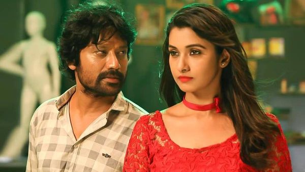 SJ சூர்யாவுக்கு லிப் லாக் கொடுத்த பிரியா பவானி சங்கர்... ரசிகர்களை சூடேற்றிய பொம்மை ட்ரெய்லர்