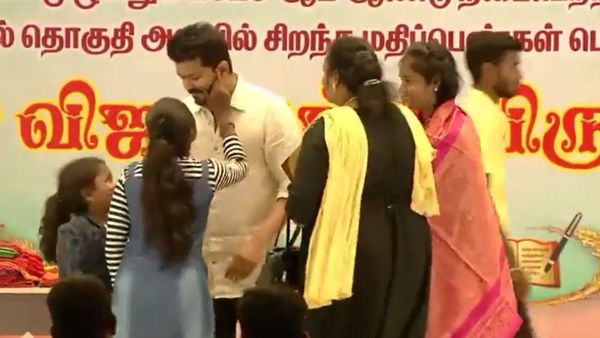 Vijay: புஜிக்கு புஜிக்கு.. கன்னத்தை கிள்ளு.. மாஸ்டர் போஸ்.. மாணவர்களுடன் கொஞ்சி விளையாடிய விஜய்!