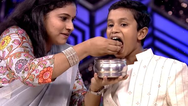 விபத்தில் சிக்கிய அம்மா.. சரிகமப மேடையில் தர்ஷனுக்கு அம்மாவாக மாறிய ஷாம்லா!