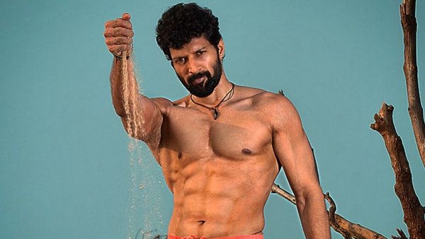 இளம் பெண்கள் பாவமில்லையா.. இப்படியா போஸ் கொடுப்பது.. சந்தோஷ் பிரதாப்பின் சிக்ஸ்பேக் அதகளம்!