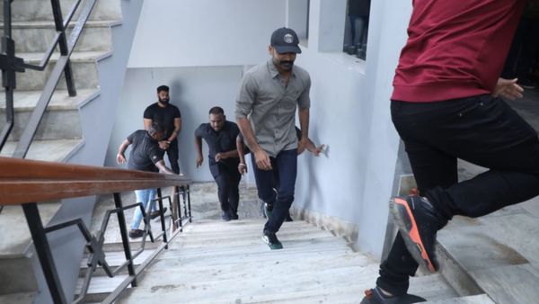 jailer movie: நான் சூப்பர் ஸ்டார் ரசிகன் டா.. தியேட்டரில் ஜெயிலர் படம் பார்த்த தனுஷ்!