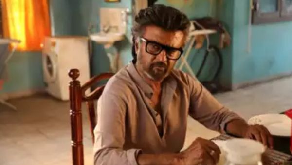 Jailer - சிறை கைதிகள் போல் உடை அணிந்துவந்த ரசிகர்கள்.. ஜெயிலர் அலப்பறை ஸ்டார்ட்