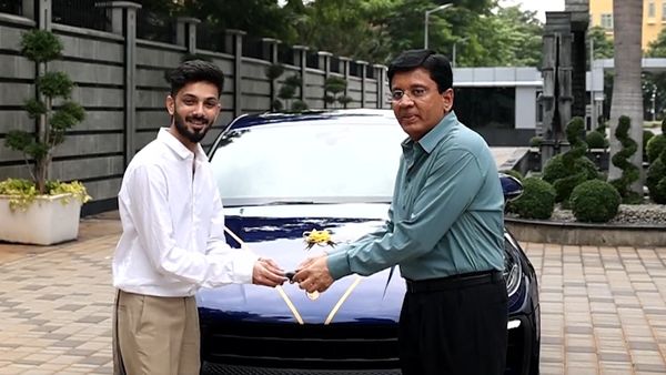 அனிருத்துக்கு கலாநிதி மாறன் பரிசாக கொடுத்த காரின் விலை என்ன தெரியுமா? விலையை கேட்டா ஷாக் ஆயிடுவீங்க!