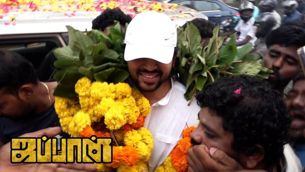 காசி தியேட்டரில் கார்த்தி.. காரிலிருந்தே வெளியே வர முடியலையே.. ரசிகர்கள் அன்பே தனி ரகம் தான்!