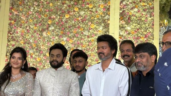 Vijay: லியோ தயாரிப்பாளர் வீட்டில் விசேஷம்... மாஸ்ஸாக என்ட்ரி கொடுத்த தளபதி விஜய்!