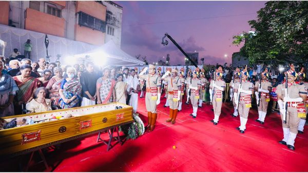 விடைபெற்றார் கேப்டன்.. குண்டுகளின் சத்தத்தை காட்டிலும்.. ஓங்கி ஒலித்த தொண்டர்களின் அழுகுரல்!