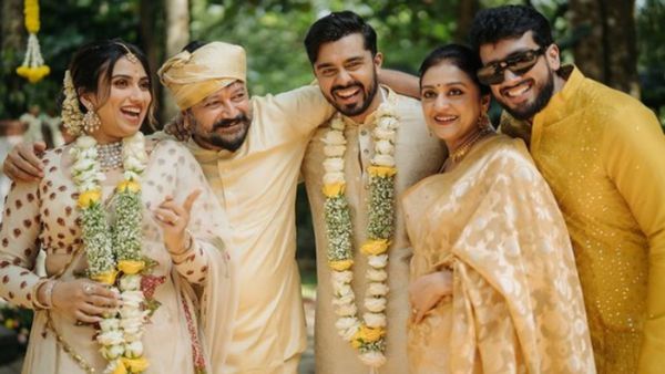 Jayaram daughter Engagement: ஜெயராமுக்கு கிடைத்த புதிய மகன்.. மகள் நிச்சயதார்த்தத்தால் செம ஹேப்பி!