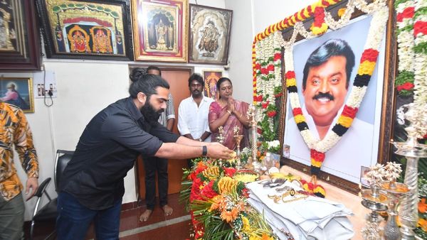 Actor Simbu: விஜயகாந்த் நினைவிடத்தில் அஞ்சலி செலுத்திய சிம்பு.. வீட்டிற்கும் சென்று ஆறுதல்!