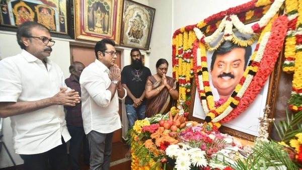 5 படத்தில் வாய்ப்பு கொடுத்தார்.. விஜயகாந்த் நினைவிடத்தில் கண்கலங்கிய சரத்குமார்!