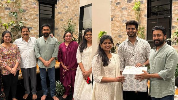 Suriya: “முன்னாடியே திருமணத்துக்கு வர மாட்டேன்னு சொன்னார்” சூர்யா பற்றி மனம் திறந்த KV ஆனந்த் மனைவி