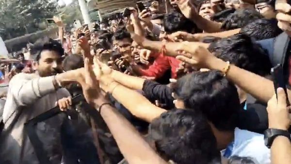 Actor Sivakarthikeyan: சிவகார்த்திகேயனை சுற்றி வளைத்த ரசிகர்கள்.. கைக்குலுக்கி உற்சாகம்!