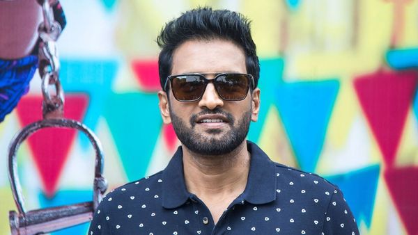 Santhanam - நீங்கள் சங்கியா.. பத்திரிகையாளர் கேட்ட கேள்வி.. சந்தானம் சொன்ன அதிரடி பதில்