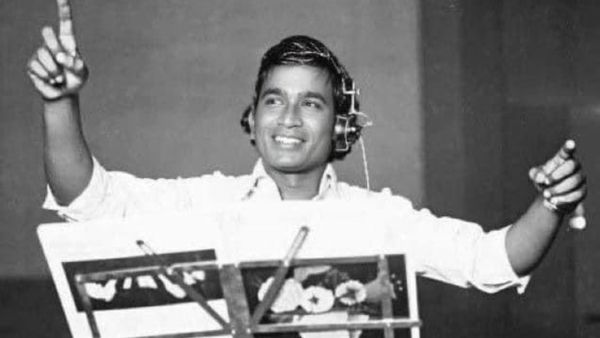 அச்சு அசல் அப்படியே இளையராஜாவாகவே மாறிய தனுஷ்.. தீயாக பரவும் புகைப்படம்.. அருண் மாதேஸ்வரன் சம்பவம்!