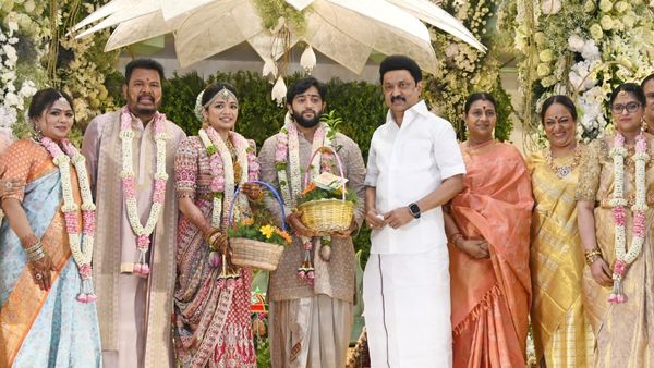 தேர்தல் பரபரப்பிலும்.. இயக்குனர் “ஷங்கர்” மகள் திருமணத்தில் முதலமைச்சர்.. பக்கத்தில் யாரு பாருங்க