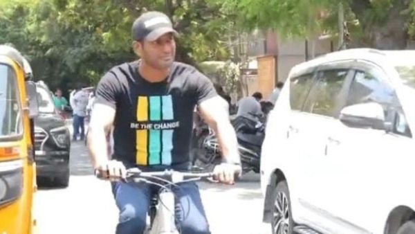 Actor Vishal: விஜய் பாணியை கையிலெடுத்த விஷால்.. சைக்கிளில் வந்து வாக்குப்பதிவு!