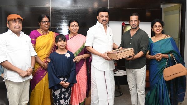 முதல் பத்திரிகையே முதலமைச்சருக்குத்தான்.. அர்ஜுன் மகள் திருமணம்.. குடும்பத்தோடு சென்று அழைப்பு!