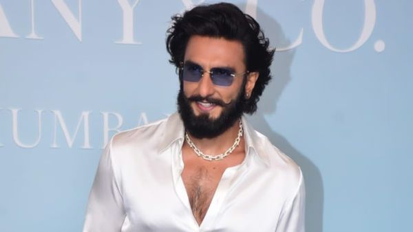 ஹை ஹீல்ஸ்.. 2 கோடிக்கு வைர நெக்லஸ் மாட்டி வந்த பிரபல நடிகர்.. பார்த்து ஷாக்கான ரசிகர்கள்!