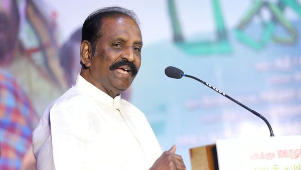 தமிழ் சொற்களுக்கா பஞ்சம்? தமிழ் படங்களின் தலைப்பை பார்த்து துக்கப்படுகிறேன்.. வைரமுத்து பேச்சு!
