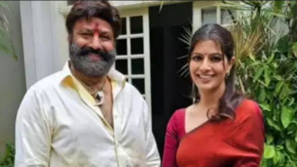 திருமண வேலைகளில் படு பிஸியான வரலட்சுமி.. யாருக்கு பத்திரிகை வெச்சிருக்காங்க பாருங்க