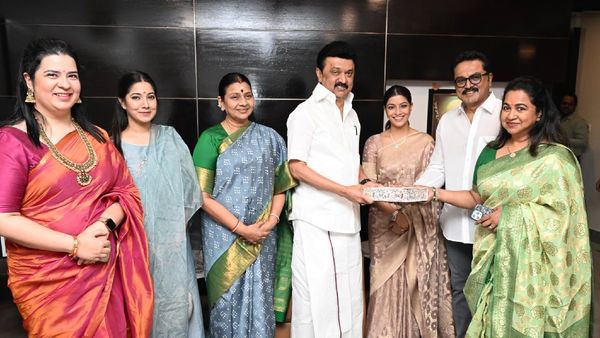 வரலட்சுமி சரத்குமார் திருமணம்.. முதல்வர் ஸ்டாலினுக்கு அழைப்பிதழ் கொடுத்த சரத்குமார்!