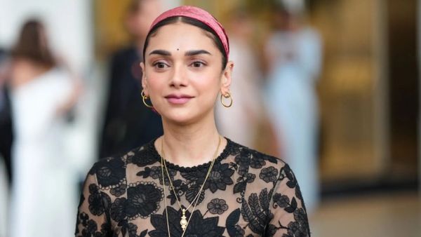 19 மணி நேரம் காத்திருந்தேன்.. விமான நிலையத்தில் நடந்த மோசமான அனுபவம்.. அதிதி ராவ் வேதனை!