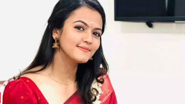 நான் உன்ன விரும்பல... உன் மேல ஆசப்படல... அபர்ணா தாஸின் சுவாரசியமான காதல் கதை!