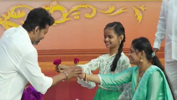 TVK Vijay: விஜய்க்கு ப்ரோபோஸ் செய்த குட்டி ரசிகை.. க்யூட் எக்‌ஸ்பிரஷன் கொடுத்த தளபதி - வீடியோ!