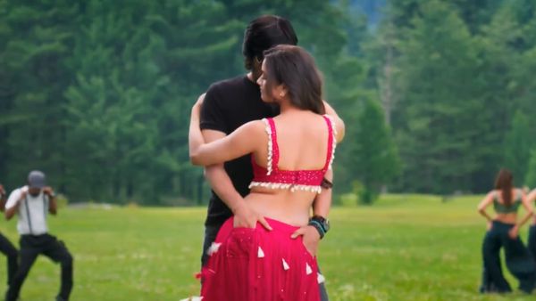 ஹீரோயின் பாக்கெட்ல கண்டபடி கை வைக்கும் ரவி தேஜா.. இதுதான் டான்ஸ் ஸ்டெப்பா.. விளாசும் நெட்டிசன்கள்!