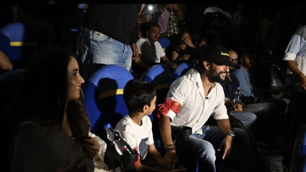 ரசிகர்களுடன் இணைந்து சரிபோதா சனிவாரம் படம் பார்த்த நானி.. அட கூட இவங்களும் இருக்காங்களே!