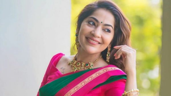 ஜாக்கெட் கொக்கி போட முடியாமல் தவிக்கும் விஜே ரம்யா.. வீடியோவுக்கு கீழ் குவியும் மோசமான கமெண்ட்ஸ்!